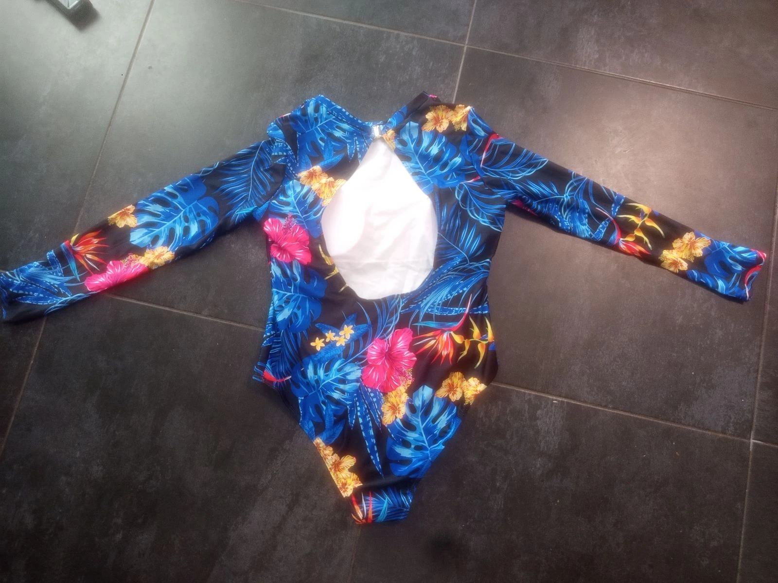 Maillot de bain taille L avec manches longues et dos nu